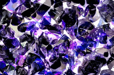 Pembe. Yeşil. Mavi. Mor. Kahverengi. Doğal Kuvars. Buz küpü biçimi arkaplanı