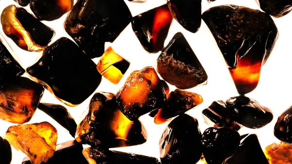 Pembe. Yeşil. Mavi. Mor. Kahverengi. Doğal Kuvars. Buz küpü biçimi arkaplanı