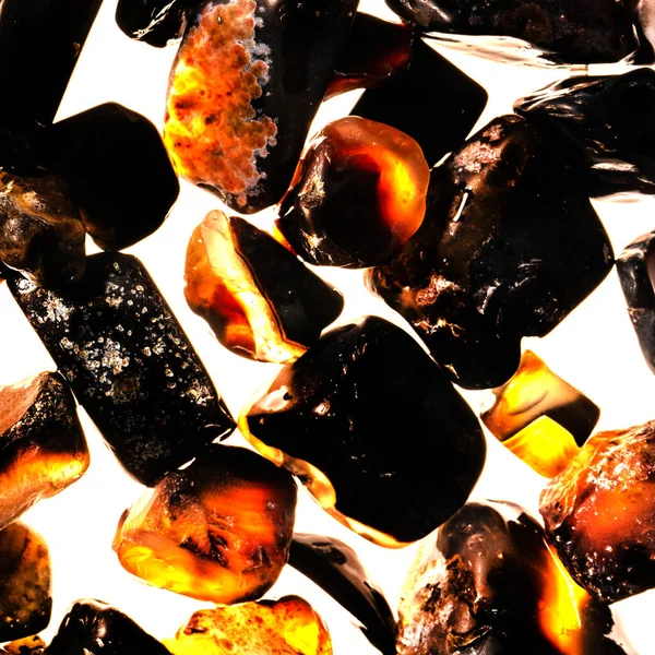 Pembe. Yeşil. Mavi. Mor. Kahverengi. Doğal Kuvars. Buz küpü biçimi arkaplanı