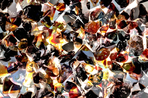 Pembe. Yeşil. Mavi. Mor. Kahverengi. Doğal Kuvars. Buz küpü biçimi arkaplanı