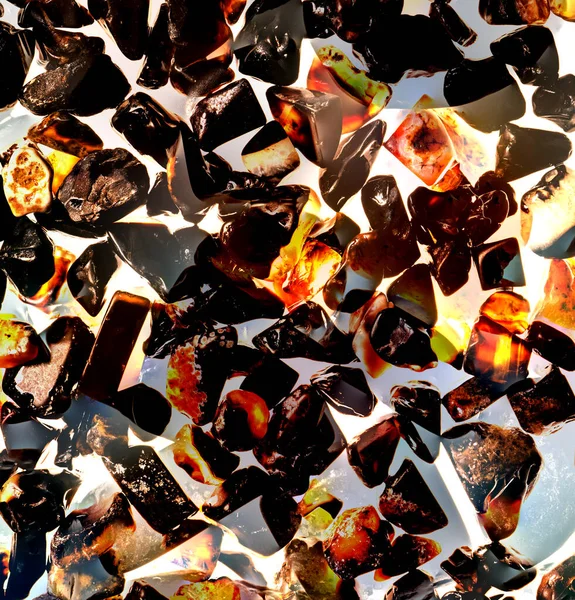 Pembe. Yeşil. Mavi. Mor. Kahverengi. Doğal Kuvars. Buz küpü biçimi arkaplanı