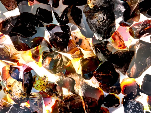 Pembe. Yeşil. Mavi. Mor. Kahverengi. Doğal Kuvars. Buz küpü biçimi arkaplanı