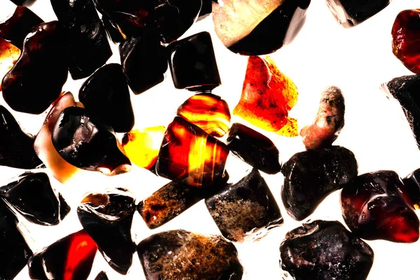 Pembe. Yeşil. Mavi. Mor. Kahverengi. Doğal Kuvars. Buz küpü biçimi arkaplanı