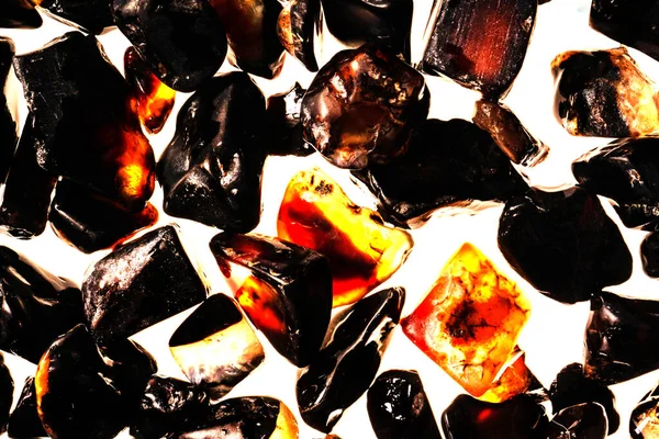 Pembe. Yeşil. Mavi. Mor. Kahverengi. Doğal Kuvars. Buz küpü biçimi arkaplanı