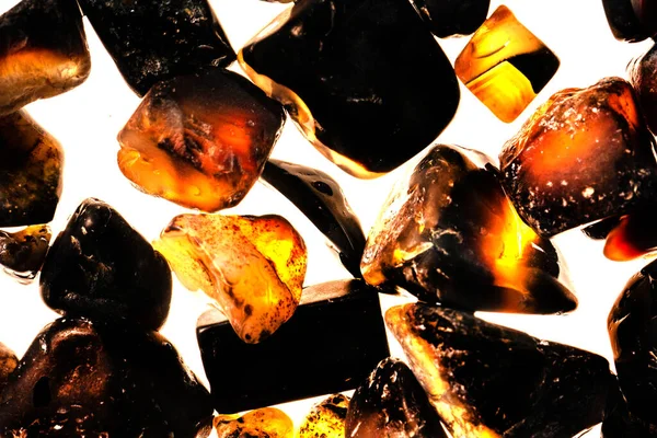 Pembe. Yeşil. Mavi. Mor. Kahverengi. Doğal Kuvars. Buz küpü biçimi arkaplanı