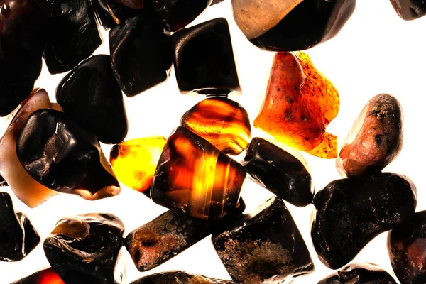 Pembe. Yeşil. Mavi. Mor. Kahverengi. Doğal Kuvars. Buz küpü biçimi arkaplanı