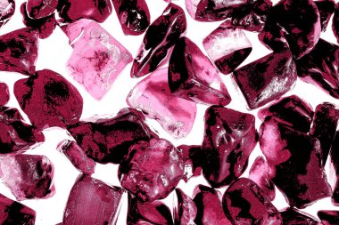 Pembe. Yeşil. Mavi. Mor. Kahverengi. Doğal Kuvars. Buz küpü biçimi arkaplanı