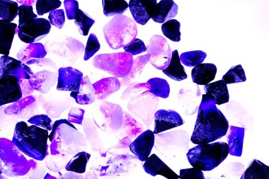 Pembe. Yeşil. Mavi. Mor. Kahverengi. Doğal Kuvars. Buz küpü biçimi arkaplanı