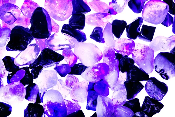 Pembe. Yeşil. Mavi. Mor. Kahverengi. Doğal Kuvars. Buz küpü biçimi arkaplanı