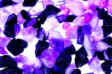 Pembe. Yeşil. Mavi. Mor. Kahverengi. Doğal Kuvars. Buz küpü biçimi arkaplanı