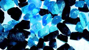 Pembe. Yeşil. Mavi. Mor. Kahverengi. Doğal Kuvars. Buz küpü biçimi arkaplanı