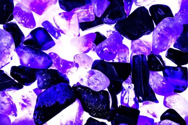 Pembe. Yeşil. Mavi. Mor. Kahverengi. Doğal Kuvars. Buz küpü biçimi arkaplanı