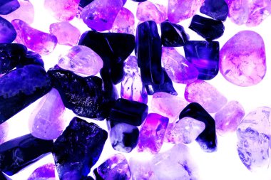 Pembe. Yeşil. Mavi. Mor. Kahverengi. Doğal Kuvars. Buz küpü biçimi arkaplanı