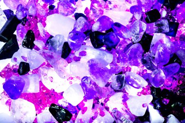 Pembe. Yeşil. Mavi. Mor. Kahverengi. Doğal Kuvars. Buz küpü biçimi arkaplanı