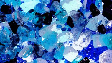 Pembe. Yeşil. Mavi. Mor. Kahverengi. Doğal Kuvars. Buz küpü biçimi arkaplanı