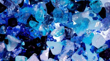 Pembe. Yeşil. Mavi. Mor. Kahverengi. Doğal Kuvars. Buz küpü biçimi arkaplanı