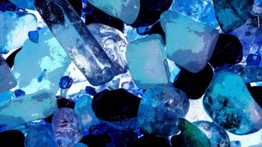 Pembe. Yeşil. Mavi. Mor. Kahverengi. Doğal Kuvars. Buz küpü biçimi arkaplanı