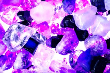 Pembe. Yeşil. Mavi. Mor. Kahverengi. Doğal Kuvars. Buz küpü biçimi arkaplanı