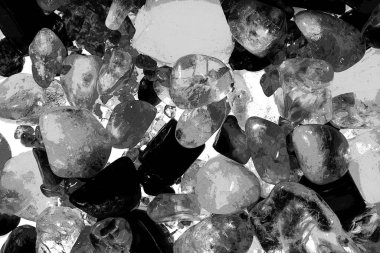 Pembe. Yeşil. Mavi. Mor. Kahverengi. Doğal Kuvars. Buz küpü biçimi arkaplanı