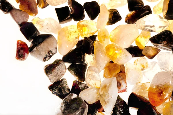 Pembe. Yeşil. Mavi. Mor. Kahverengi. Doğal Kuvars. Buz küpü biçimi arkaplanı