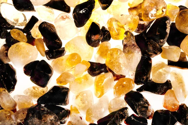 Pembe. Yeşil. Mavi. Mor. Kahverengi. Doğal Kuvars. Buz küpü biçimi arkaplanı