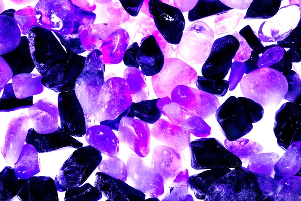 Pembe. Yeşil. Mavi. Mor. Kahverengi. Doğal Kuvars. Buz küpü biçimi arkaplanı