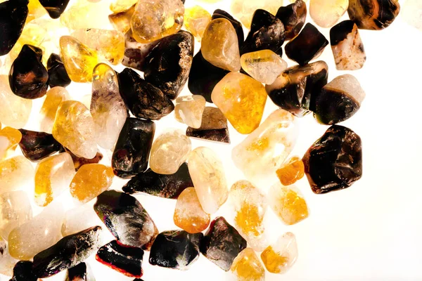 Pembe. Yeşil. Mavi. Mor. Kahverengi. Doğal Kuvars. Buz küpü biçimi arkaplanı