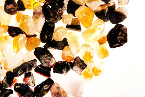 Pembe. Yeşil. Mavi. Mor. Kahverengi. Doğal Kuvars. Buz küpü biçimi arkaplanı