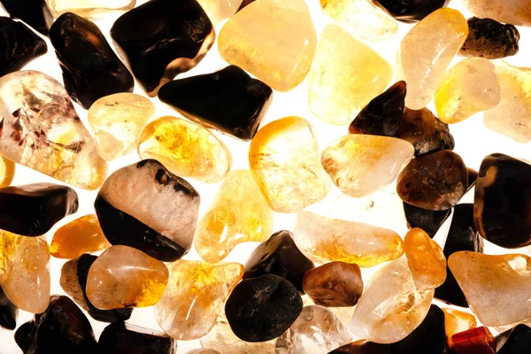 Pembe. Yeşil. Mavi. Mor. Kahverengi. Doğal Kuvars. Buz küpü biçimi arkaplanı