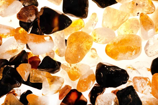 Pembe. Yeşil. Mavi. Mor. Kahverengi. Doğal Kuvars. Buz küpü biçimi arkaplanı