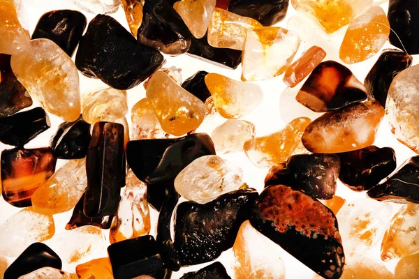 Pembe. Yeşil. Mavi. Mor. Kahverengi. Doğal Kuvars. Buz küpü biçimi arkaplanı