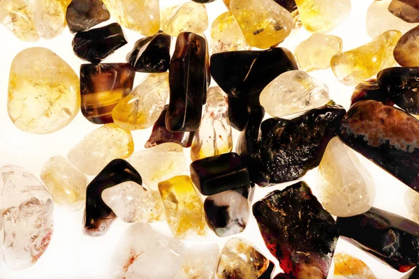 Pembe. Yeşil. Mavi. Mor. Kahverengi. Doğal Kuvars. Buz küpü biçimi arkaplanı