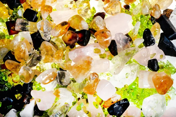 Pembe. Yeşil. Mavi. Mor. Kahverengi. Doğal Kuvars. Buz küpü biçimi arkaplanı