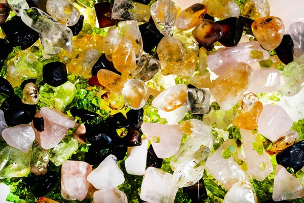 Pembe. Yeşil. Mavi. Mor. Kahverengi. Doğal Kuvars. Buz küpü biçimi arkaplanı