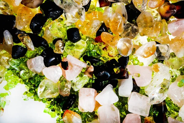 Pembe. Yeşil. Mavi. Mor. Kahverengi. Doğal Kuvars. Buz küpü biçimi arkaplanı