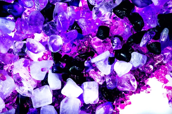 Pembe. Yeşil. Mavi. Mor. Kahverengi. Doğal Kuvars. Buz küpü biçimi arkaplanı