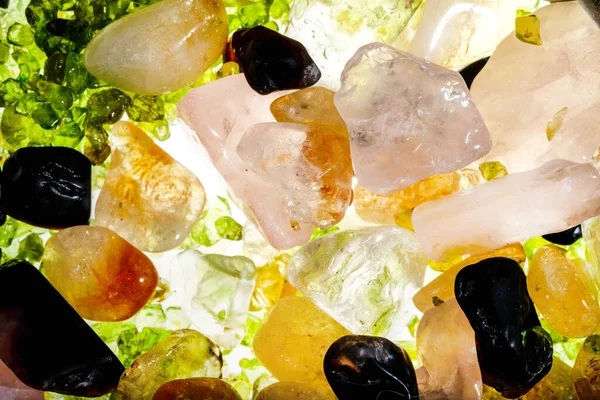 Pembe. Yeşil. Mavi. Mor. Kahverengi. Doğal Kuvars. Buz küpü biçimi arkaplanı