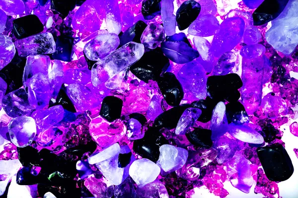 Pembe. Yeşil. Mavi. Mor. Kahverengi. Doğal Kuvars. Buz küpü biçimi arkaplanı