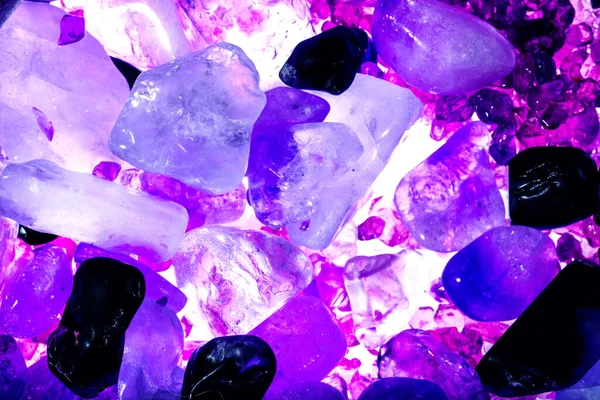 Pembe. Yeşil. Mavi. Mor. Kahverengi. Doğal Kuvars. Buz küpü biçimi arkaplanı