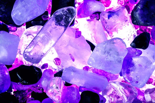 Pembe. Yeşil. Mavi. Mor. Kahverengi. Doğal Kuvars. Buz küpü biçimi arkaplanı