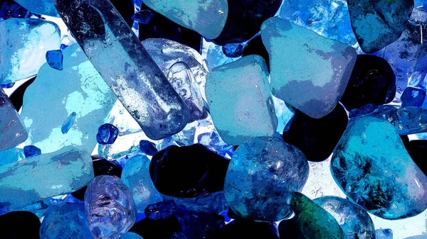 Pembe. Yeşil. Mavi. Mor. Kahverengi. Doğal Kuvars. Buz küpü biçimi arkaplanı