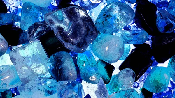Pembe. Yeşil. Mavi. Mor. Kahverengi. Doğal Kuvars. Buz küpü biçimi arkaplanı