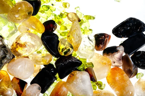 Pembe. Yeşil. Mavi. Mor. Kahverengi. Doğal Kuvars. Buz küpü biçimi arkaplanı