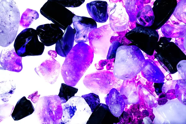 Pembe. Yeşil. Mavi. Mor. Kahverengi. Doğal Kuvars. Buz küpü biçimi arkaplanı