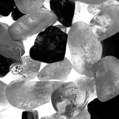 Pembe. Yeşil. Mavi. Mor. Kahverengi. Doğal Kuvars. Buz küpü biçimi arkaplanı