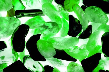 Pembe. Yeşil. Mavi. Mor. Kahverengi. Doğal Kuvars. Buz küpü biçimi arkaplanı