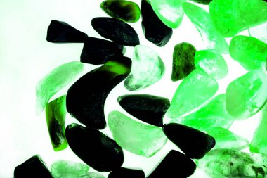 Pembe. Yeşil. Mavi. Mor. Kahverengi. Doğal Kuvars. Buz küpü biçimi arkaplanı