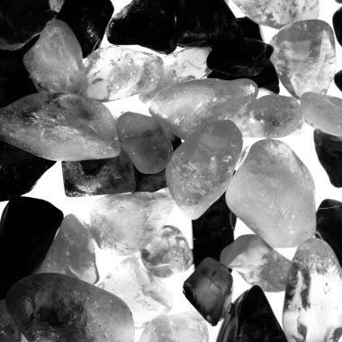 Pembe. Yeşil. Mavi. Mor. Kahverengi. Doğal Kuvars. Buz küpü biçimi arkaplanı