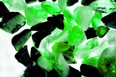 Pembe. Yeşil. Mavi. Mor. Kahverengi. Doğal Kuvars. Buz küpü biçimi arkaplanı