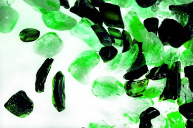 Pembe. Yeşil. Mavi. Mor. Kahverengi. Doğal Kuvars. Buz küpü biçimi arkaplanı